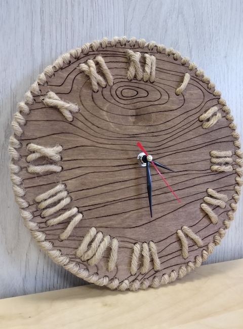 часы из дерева